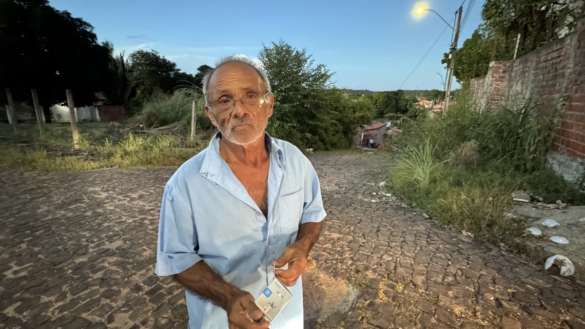 O mato está alto, o lixo se espalha e a situação só piora. Parece que fomos esquecidos pelo poder público.