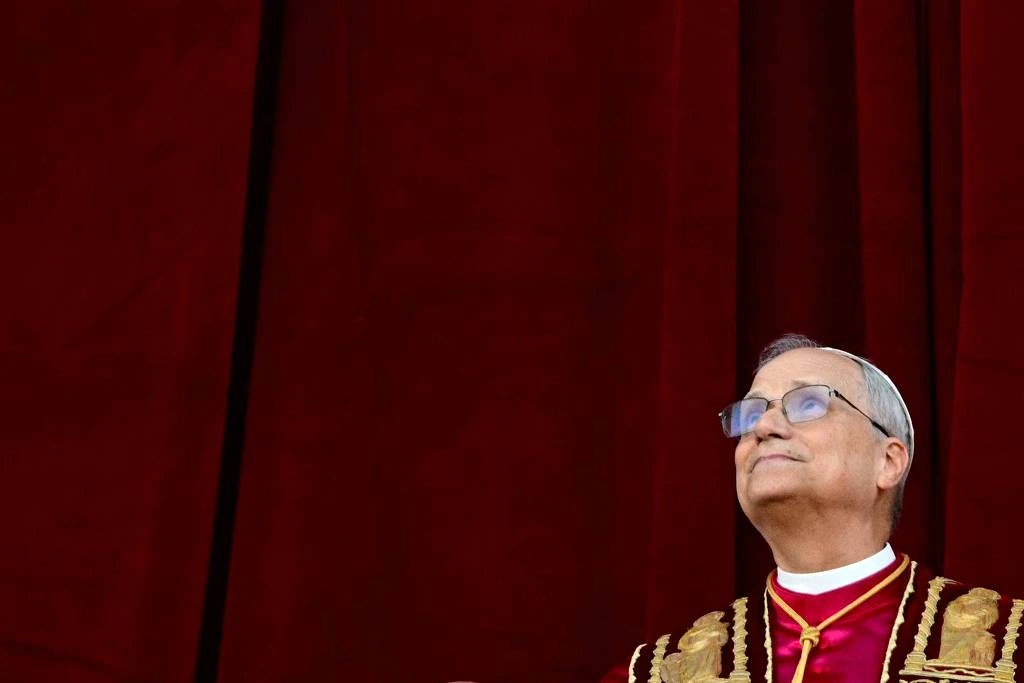 O papa Leão 14, o americano Robert Prevost, na sacada da Basílica de São Pedro