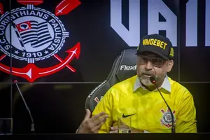 O presidente do Corinthians, Augusto Melo, com boné da casa de apostas online VaideBet (Foto: Rodrigo Coca/Ag. Corinthians)