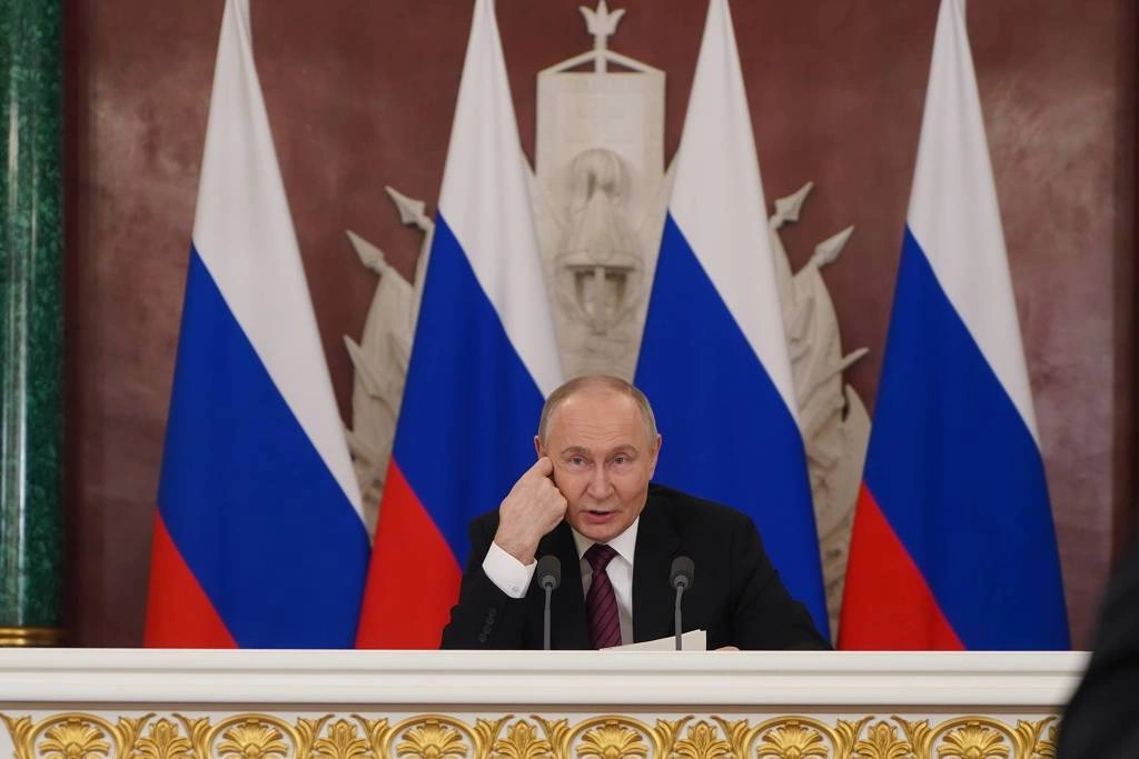 O presidente russo Vladimir Putin participa de uma coletiva de imprensa no Kremlin, em Moscou