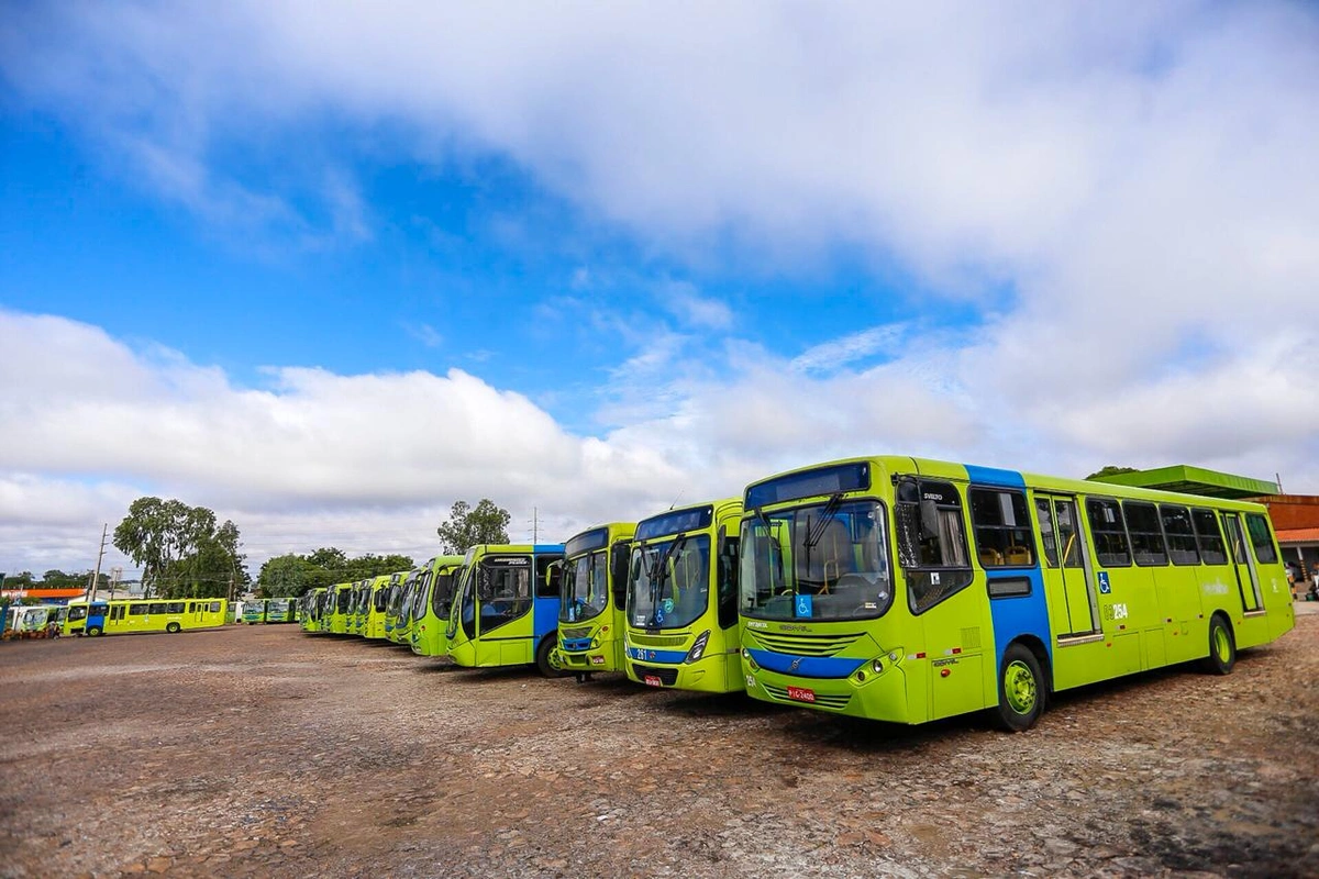 Ônibus na garagem
