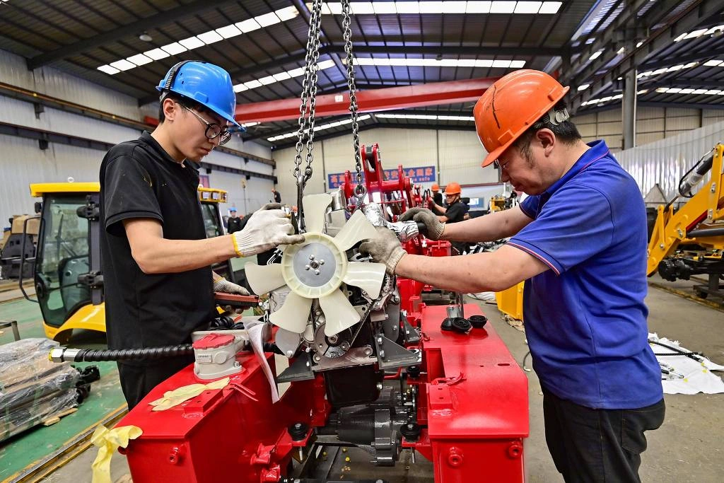 Operários chineses trabalham em fábrica de geradores na cidade de Qingzhou, no leste da China