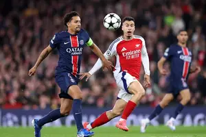 Os brasileiros Marquinhos e Gabriel Martinelli se enfrentando na semifinal da Champions League. (Foto: Imagem do Google)