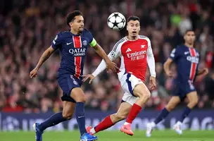 Os brasileiros Marquinhos e Gabriel Martinelli se enfrentando na semifinal da Champions League. (Foto: Imagem do Google)