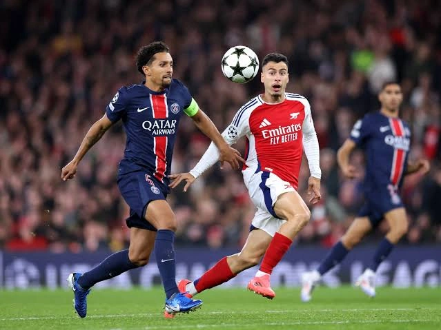 Os brasileiros Marquinhos e Gabriel Martinelli se enfrentando na semifinal da Champions League.