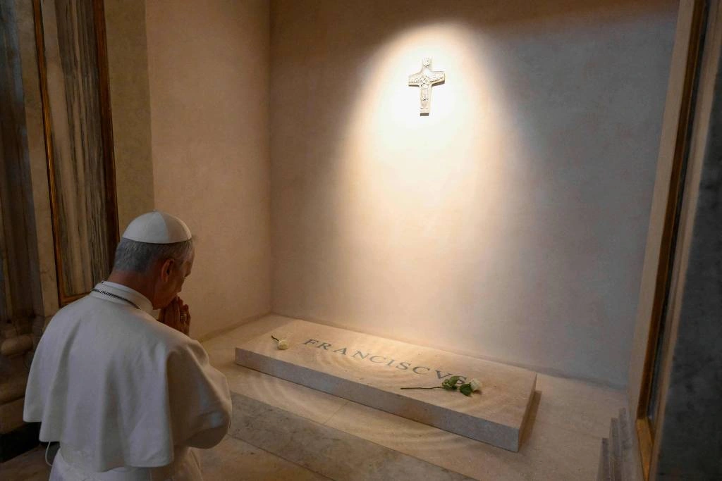 Papa Leão 14 visita cripta onde está o corpo do papa Francisco, na basílica de Santa Maria Maior, em Roma