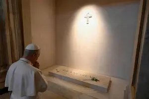 Papa Leão 14 visita cripta onde está o corpo do papa Francisco, na basílica de Santa Maria Maior, em Roma (Foto: Mídia do Vaticano/AFP)