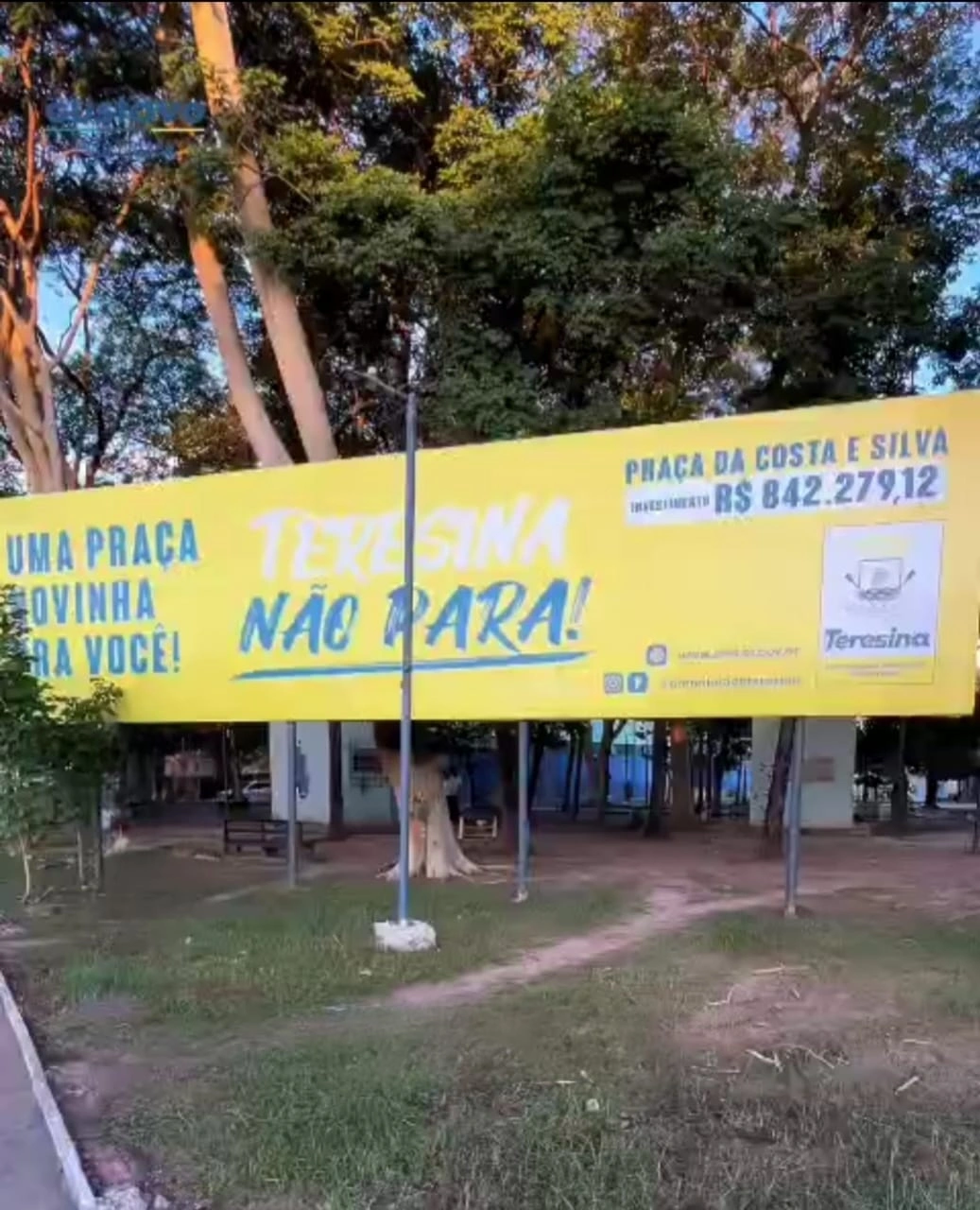 Placa em tamanho outdoor com o valor da reforma da Praça Da Costa e Silva a Praça da CEPISA