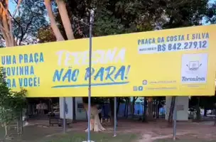 Placa em tamanho outdoor com o valor da reforma da Praça Da Costa e Silva a Praça da CEPISA (Foto: Revista40graus)