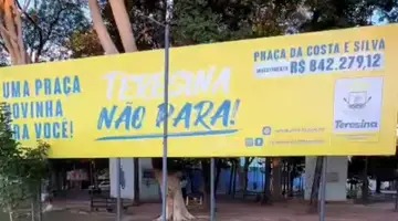 Placa em tamanho outdoor com o valor da reforma da Praça Da Costa e Silva a Praça da CEPISA (Foto: Revista40graus)