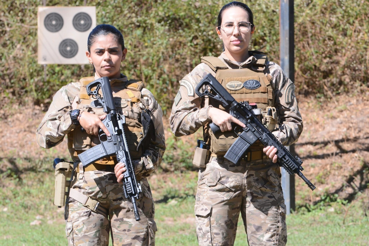 Policiais femininas testam armamento