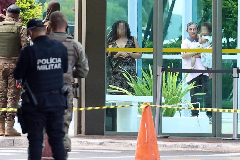 Policiais Militares do DF durante a operação em frente ao MDS.
