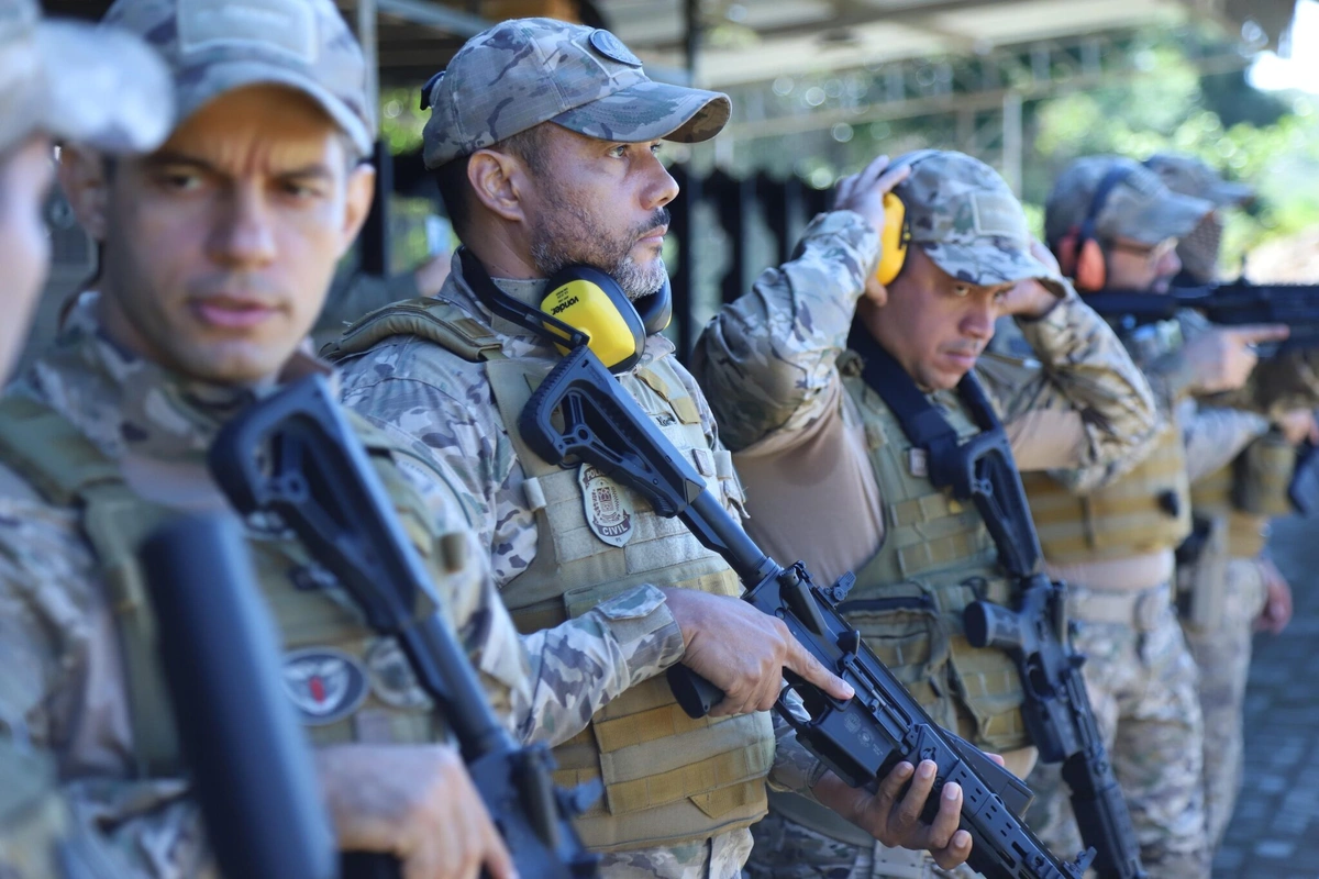Policiais testam armamentos
