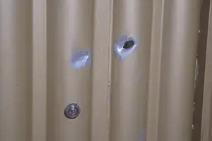 Porta com marca de tiro de arma de fogo (Foto: PM-PI)