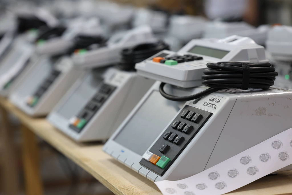 Preparação de urnas em São Paulo, em 2024