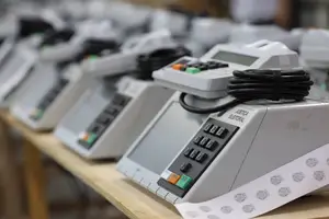 Preparação de urnas em São Paulo, em 2024 (Foto: Rovena Rosa - 24.set.24/Agência Brasil)