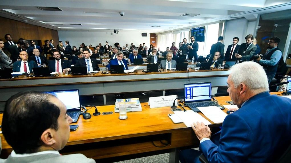 Proposta aprovada na CCJ acaba com reeleição e amplia mandatos para 5 anos a partir de 2034.