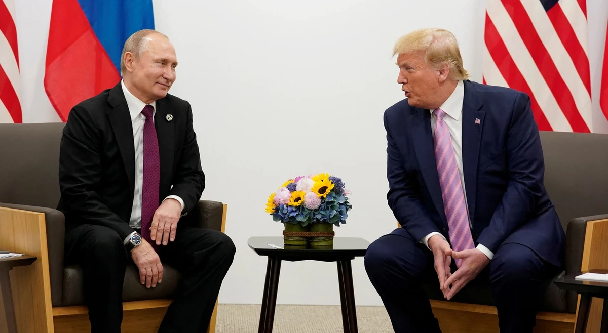 Putin e Trump fotografados em junho de 2019 durante uma reunião bilateral à margem da cimeira do G20 em Osaka, no Japão