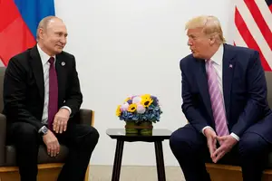 Putin e Trump fotografados em junho de 2019 durante uma reunião bilateral à margem da cimeira do G20 em Osaka, no Japão (Foto: Kevin Lamarque | Reuters)