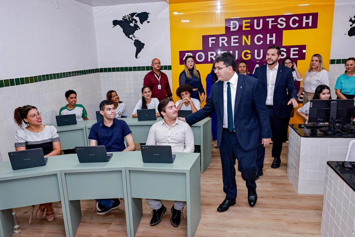 Rafael e Bandeira com alunos línguas