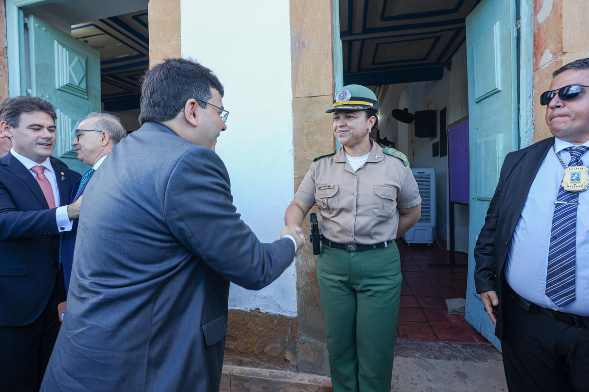 Rafael Fonteles apertando a mão de uma policial militar