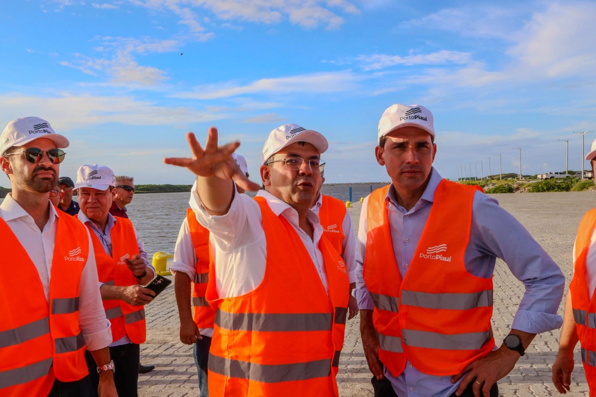 Rafael Fonteles mostra o cais para o Ministro Sílvio Costa