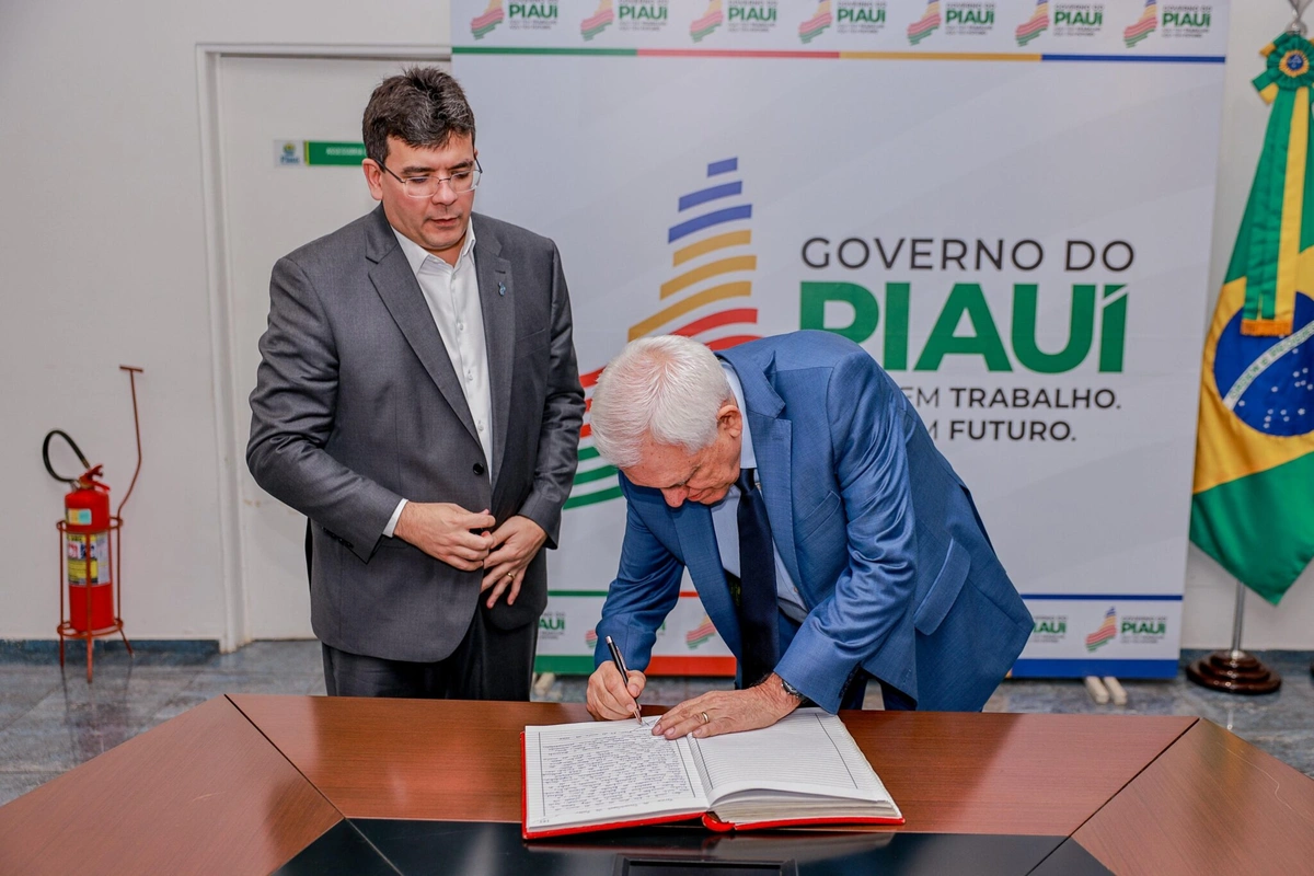 Rafael Fonteles transmite cargo para Themístocles e segue para Oriente Médio em busca de investimentos