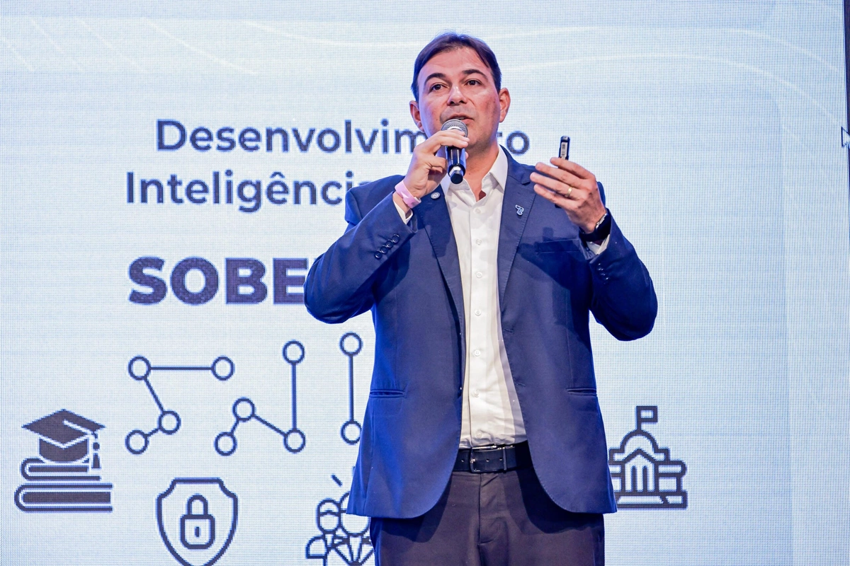 Secretário André Macedo