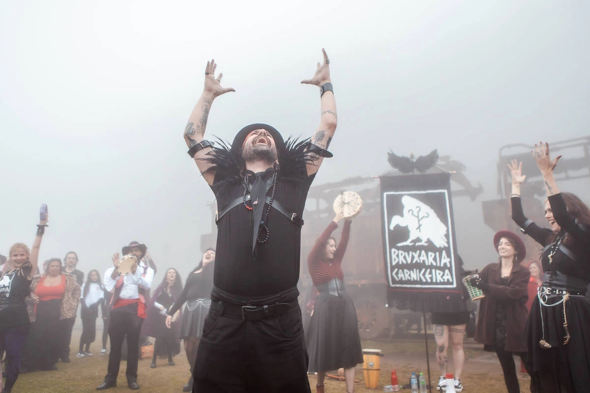 Sob as brumas, feiticeiro celebra no 20ª Convenção de Bruxas e Magos de Paranapiacaba