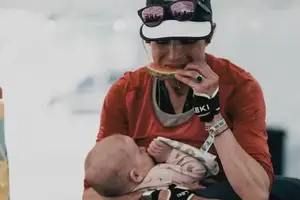 Stephanie Case, 42, venceu sua primeira ultramaratona enquanto amamentava a filha (Foto: Reprodução)