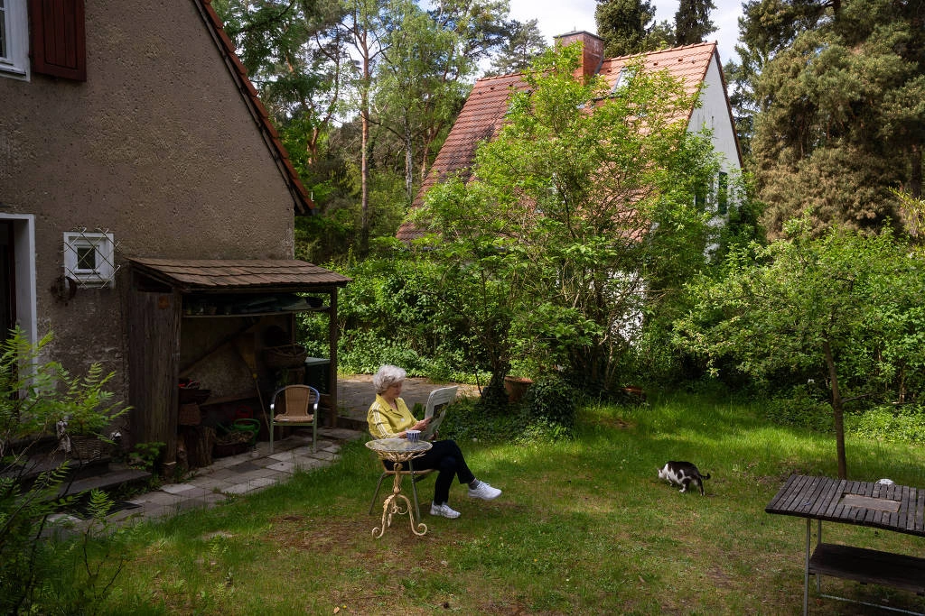 Susanne Güthler lê no jardim de seu chalé, em Krumme Lanke, na Alemanha