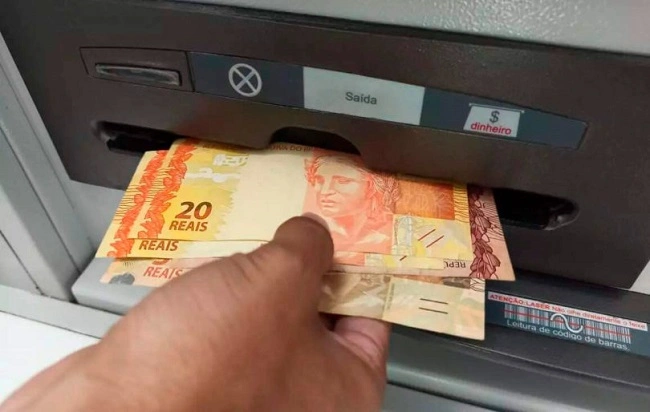 Tentativa de saque gera prisão por causa de documento falso