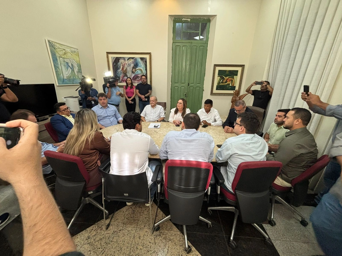 Vereadores em reunião no Palácio da Cidade com o prefeito Sílvio Mendes