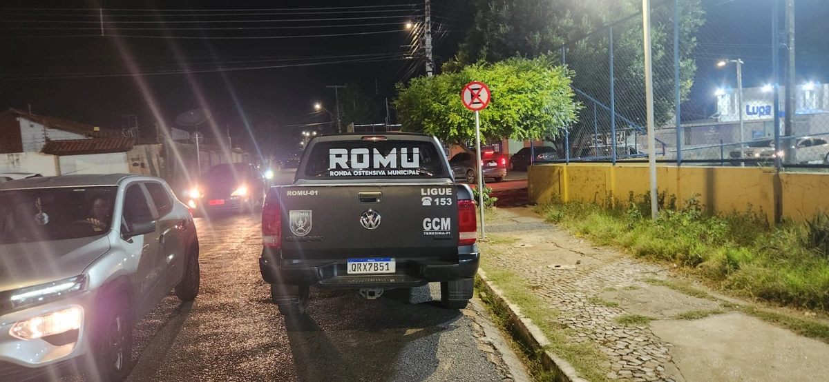 Viatura da GCM do ROMU parada em local proibido
