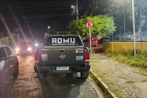 Viatura da GCM do ROMU parada em local proibido (Foto: Revista40graus)