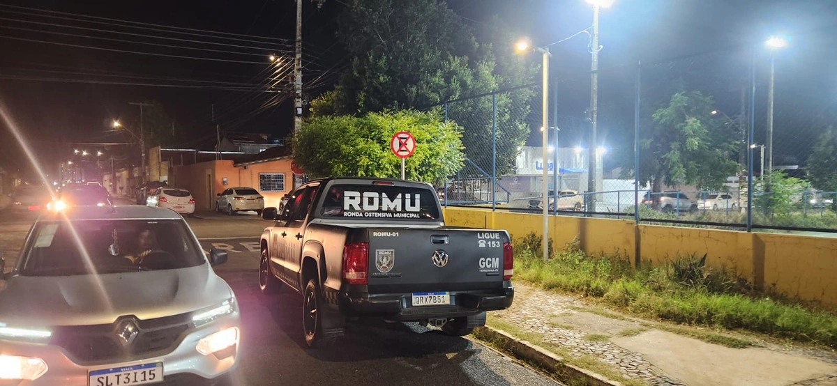Viatura da GCM do ROMU parada em local proibido