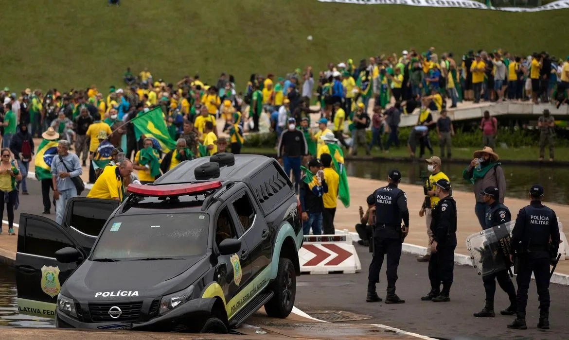 Viatura policial depredada e empurrada para o espelho d'água no dia 08 de janeiro de 2-23