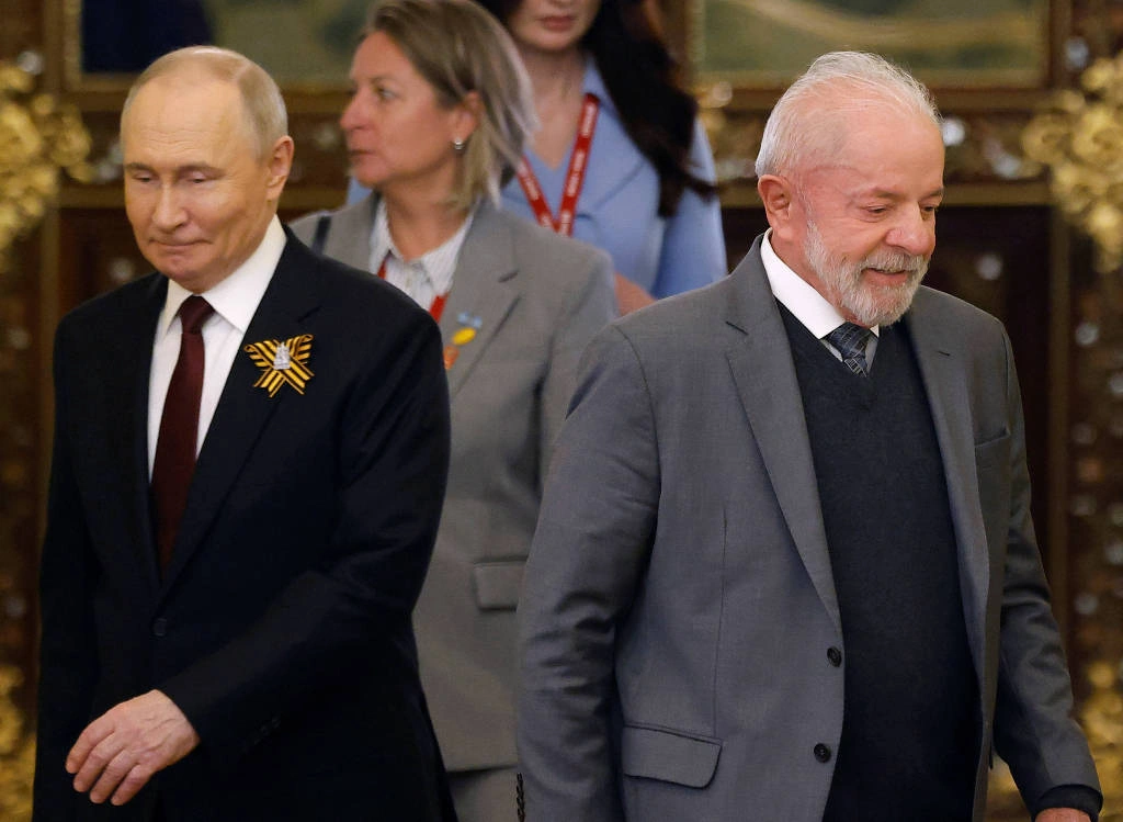 Vladimir Putin e Luiz Inácio Lula da Silva chegam a salão do Kremlin, na sexta-feira (9), em Moscou para reunião bilateral