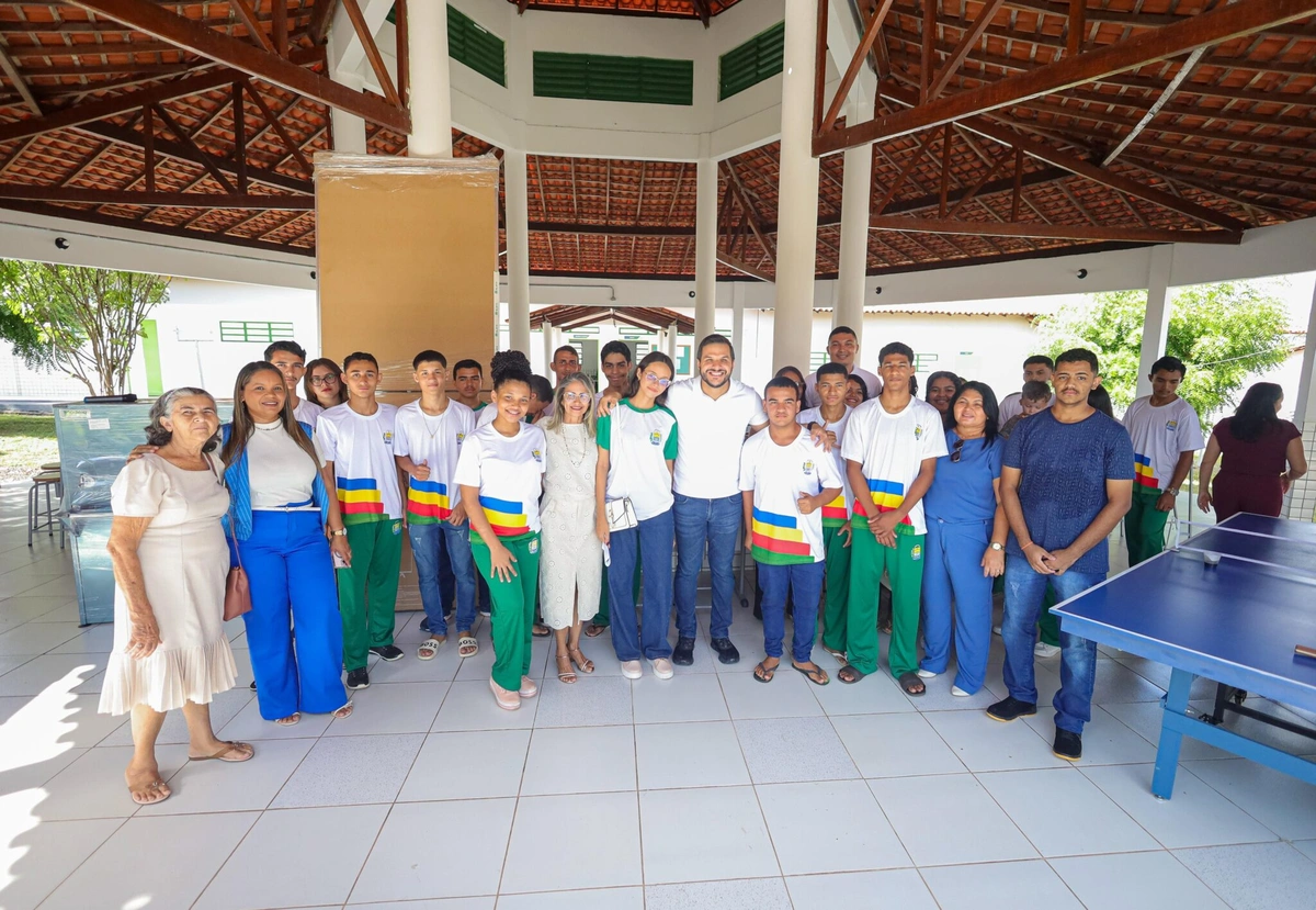 Washington Bandeira, alunos e professores em escola estadual