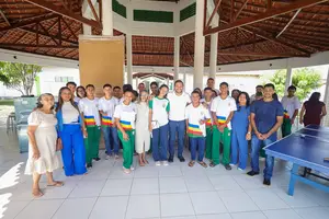 Washington Bandeira, alunos e professores em escola estadual (Foto: Reprodução)