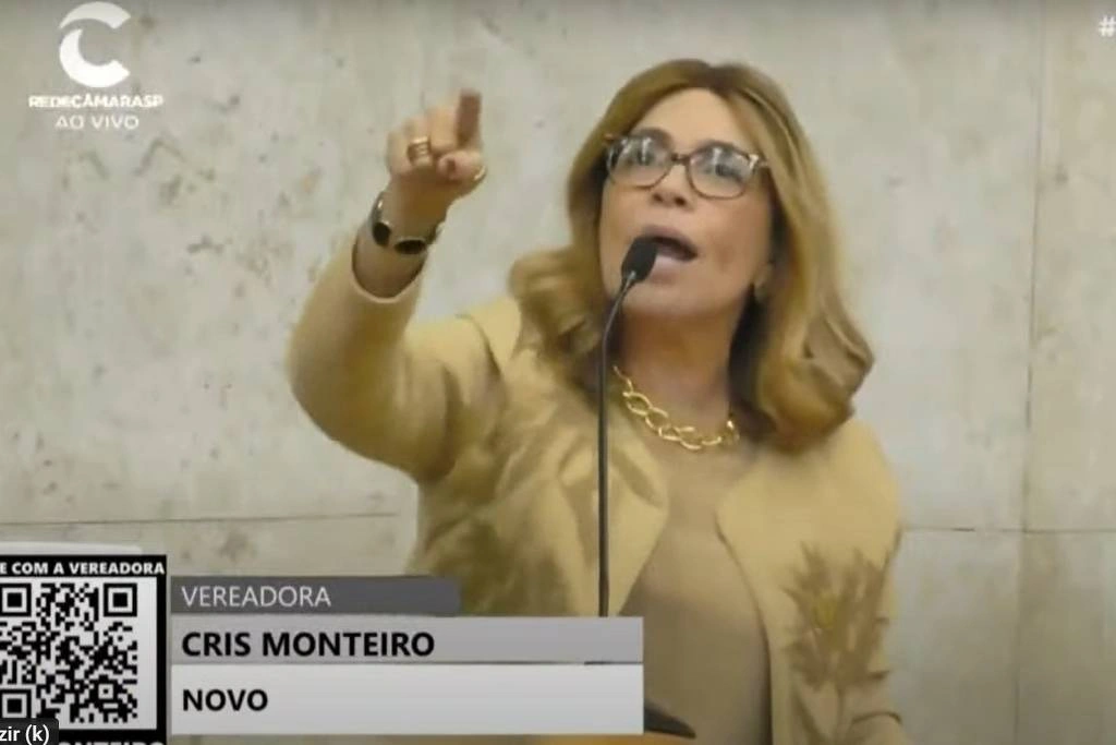 A vereadora Cris Monteiro (Novo) durante fala na sessão da Câmara em 29 de abril. 'Uma mulher branca, bonita e rica incomoda muito vocês", disse