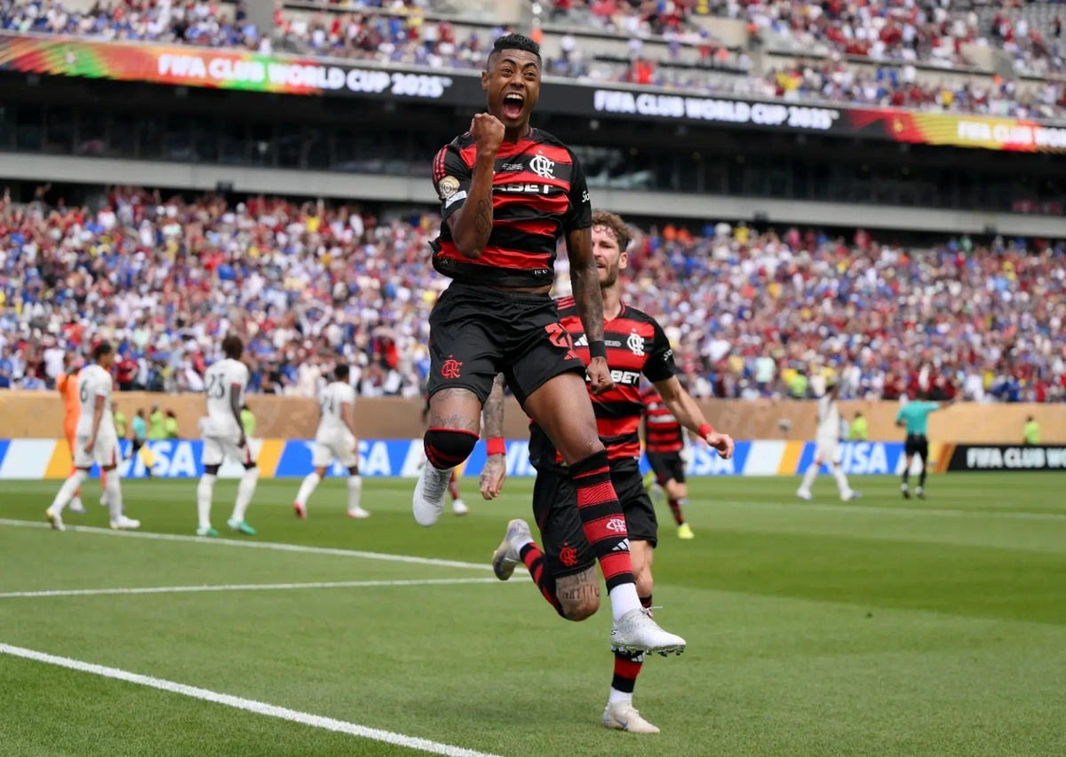 Bruno Henrique comemorando o gol contra o Chelsea.