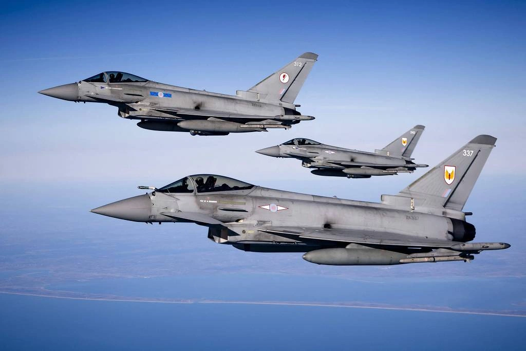 Caças Eurofighter Typhoon britânicos participam, com sinalizações de forças inimigas falsas, de exercício militar sobre o mar do Norte, em abril deste ano