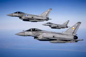 Caças Eurofighter Typhoon britânicos participam, com sinalizações de forças inimigas falsas, de exercício militar sobre o mar do Norte, em abril deste ano (Foto: Sem van der Wal - 2.abr.2025/AFP)