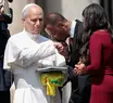 Cafu entrega camisa da seleção ao papa Leão 14 em encontro no Vaticano