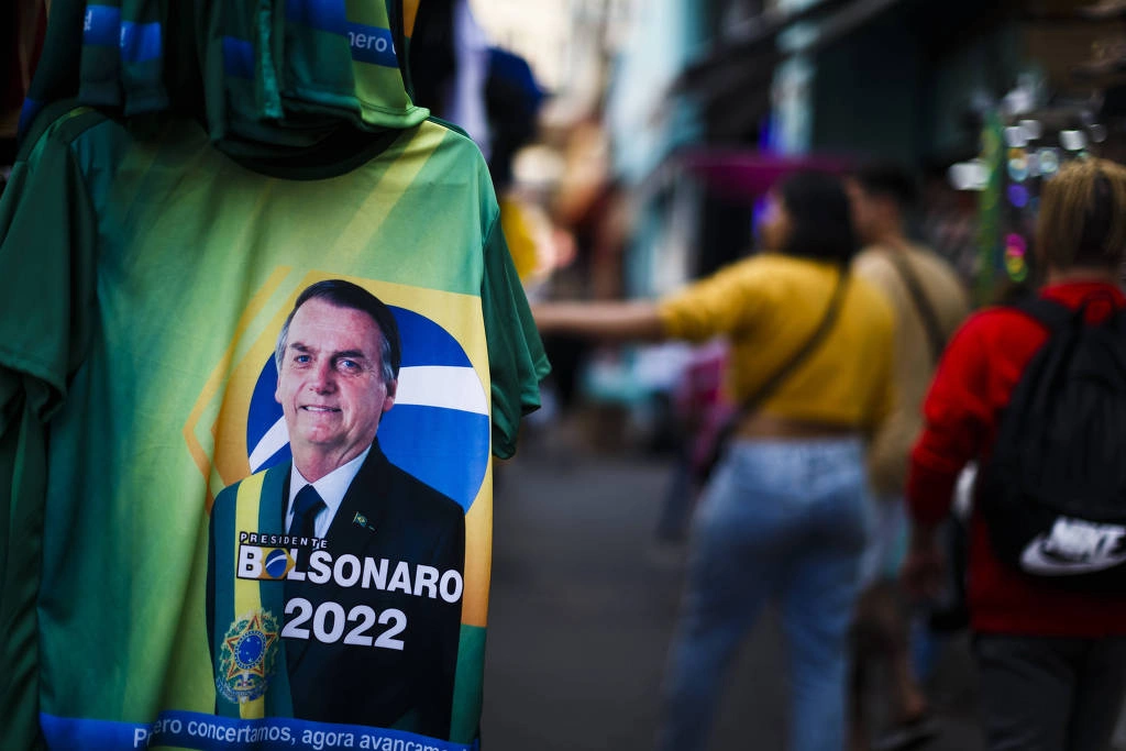 Camiseta em apoio a Jair Bolsonaro (PL) durante a campanha eleitoral de 2022 à venda na rua 25 de Março, em São Paulo