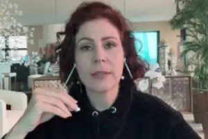 Carla Zambelli em transmissão na internet na qual anunciou sua saída do país (Foto: Reprodução durante transmissão via internet)
