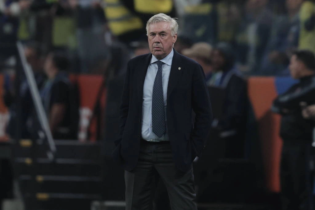 Carlo Ancelotti, durante o duelo entre Brasil e Paraguai; aniversariante do dia, ele viu quando entrou em campo um mosaico que formava a frase "Parabéns, Ancelotti"