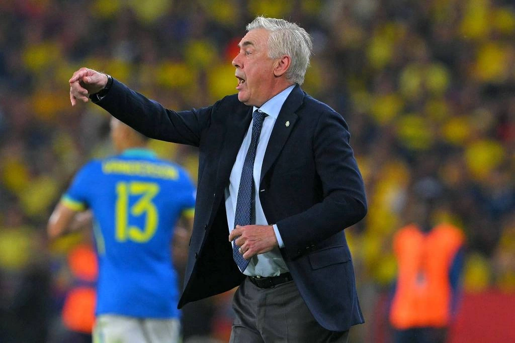Carlo Ancelotti orienta jogadores em sua primeira partida na seleção