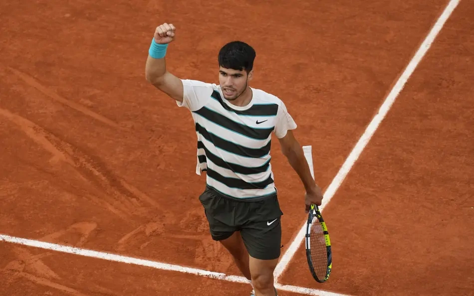 Carlos Alcaraz comemorando em Rolland Garros